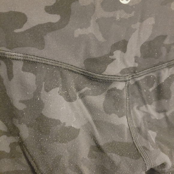 Lululemon | Women's Wunder Under High-Rise 25" Camo Tight Leggings (Size 6) - Picture 9 of 13